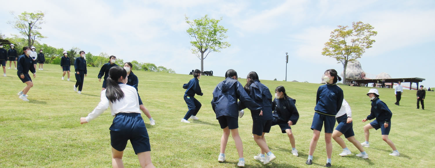 写真：丘と生徒